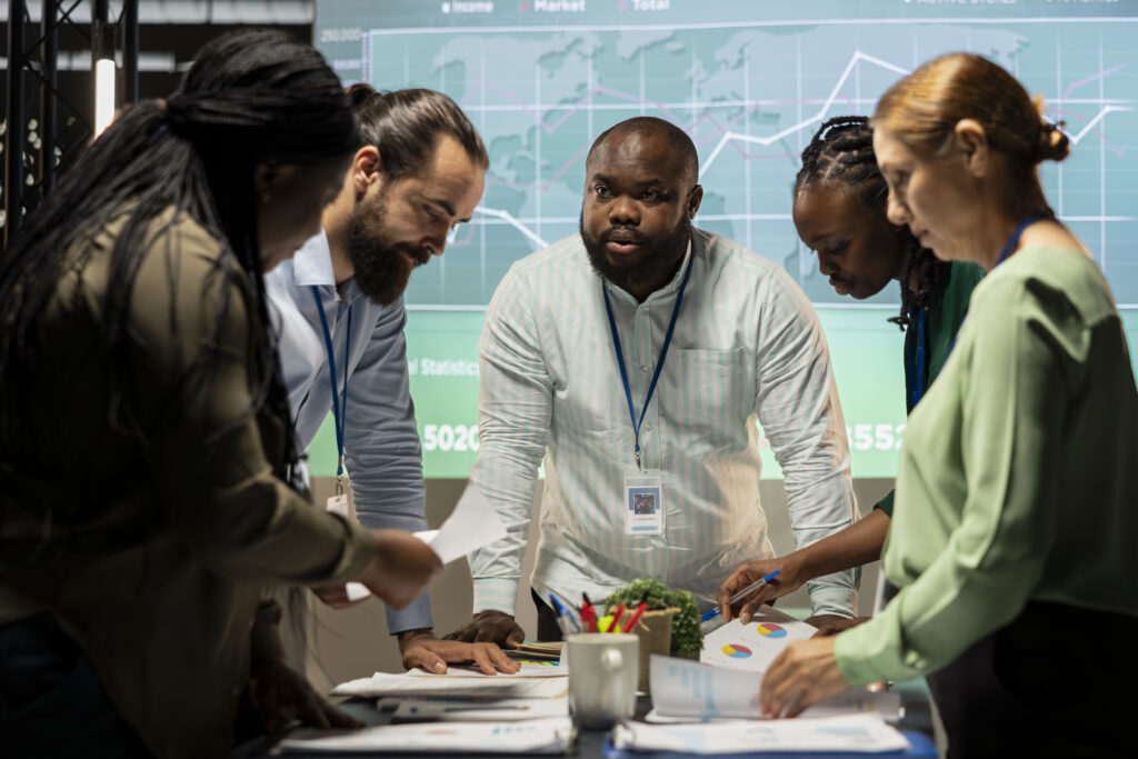 Équipe multiculturelle TGV Partners en réunion de travail